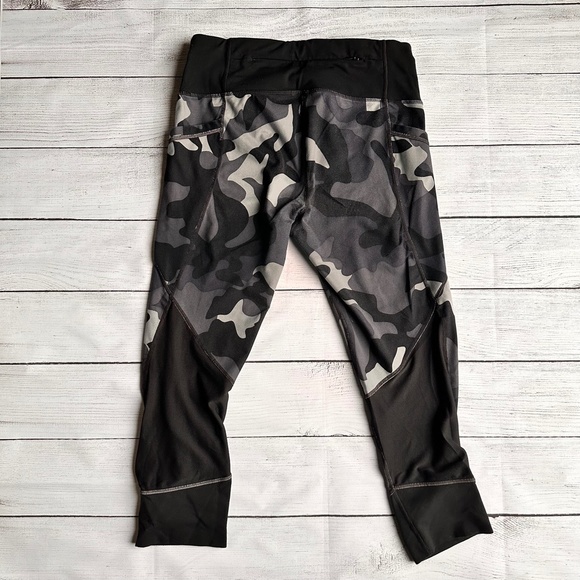 Athleta Camo Relay Capri 2.0 leggings style 347929 size M - Picture 3 of 5
